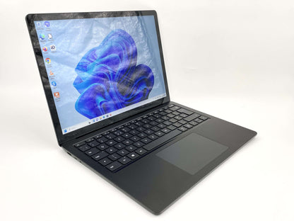 Microsoft Surface 1868 avatud olekus – 13,5" puuteekraan