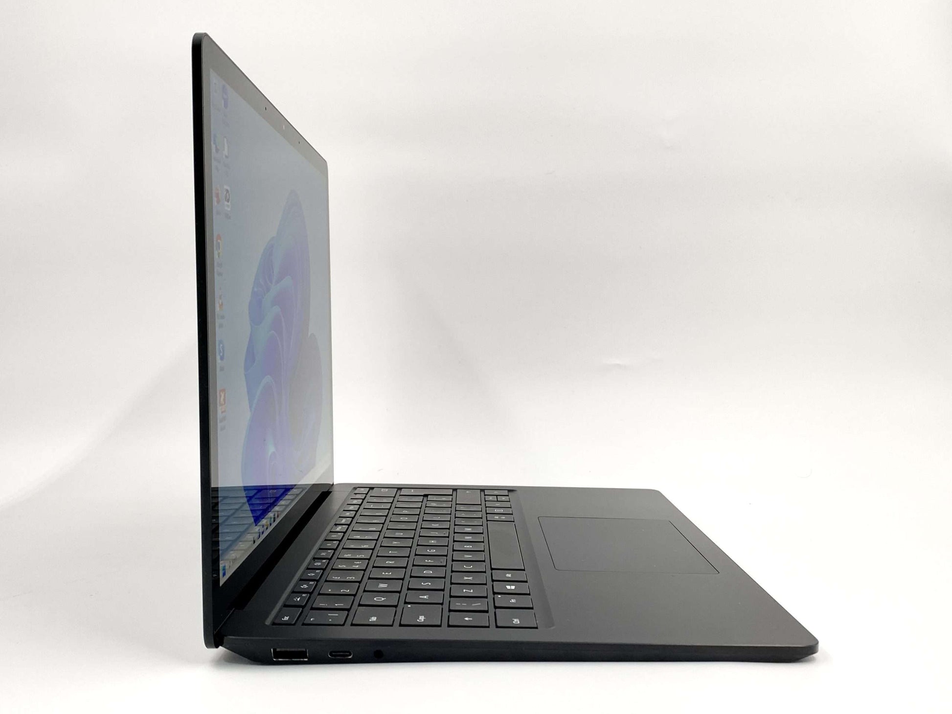 Microsoft Surface 1868 USB-C ja USB 3.0 ühendused