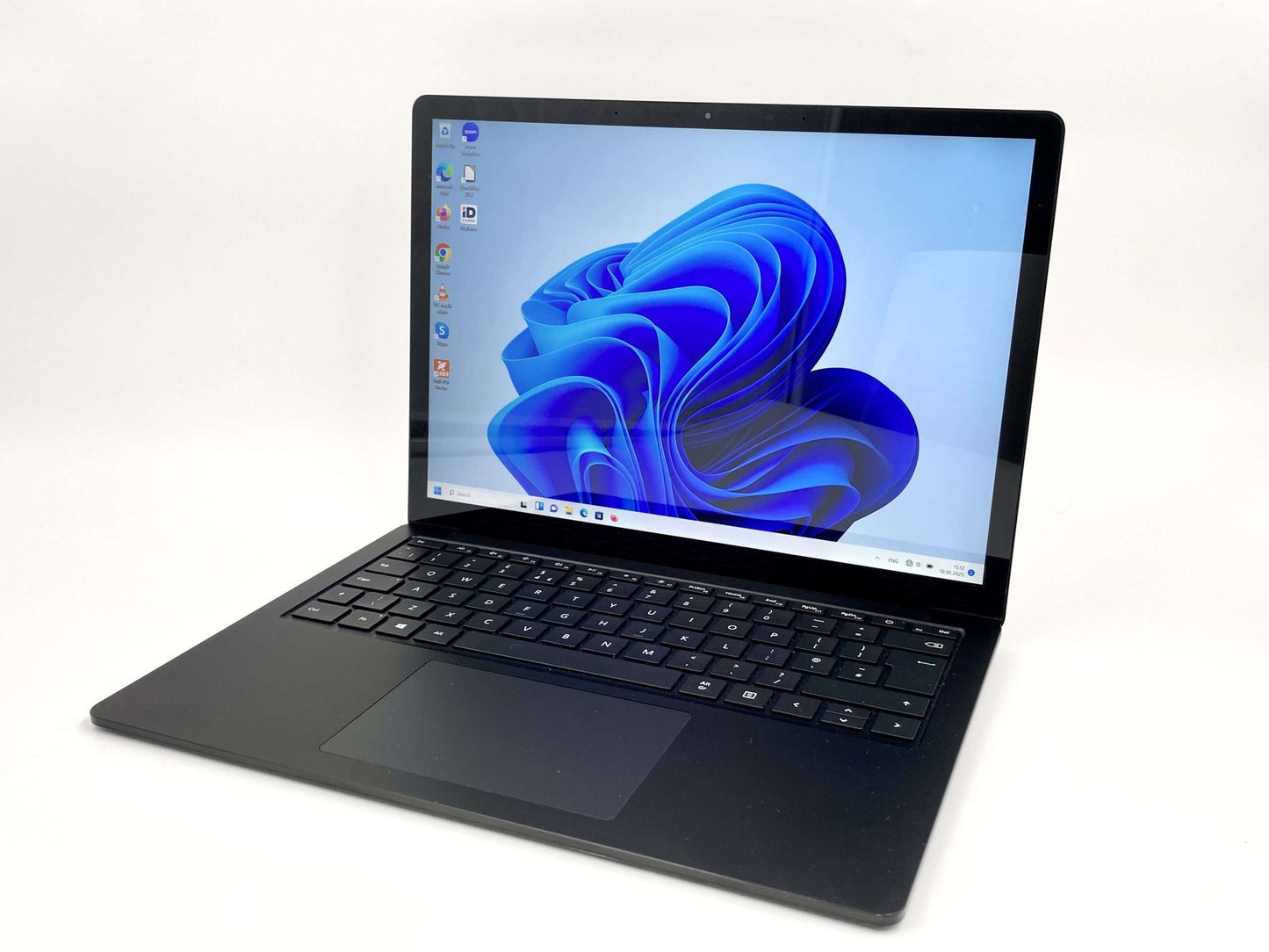 Microsoft Surface 1868 avatud olekus – 13,5" puuteekraan