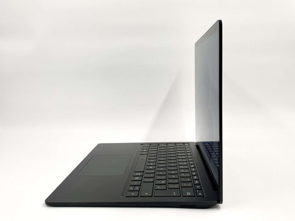 Microsoft Surface 1868 USB-C ja USB 3.0 ühendused