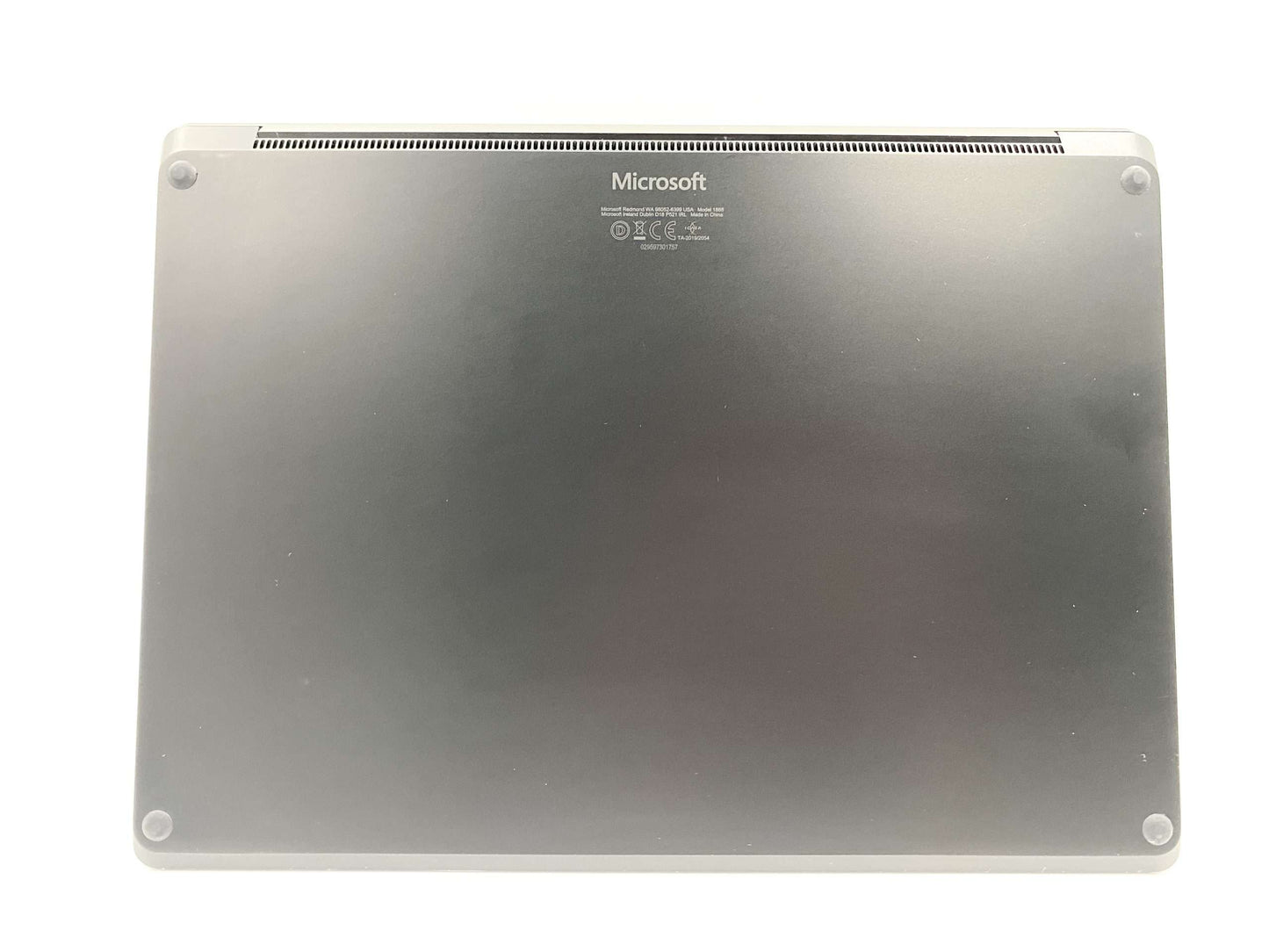 Microsoft Surface 1868 tagantvaade – kompaktne ja must korpus