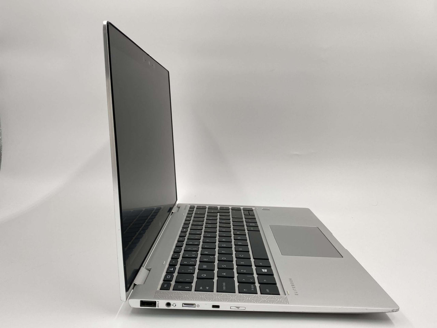 Parem külg: USB, helipesa, toitelüliti