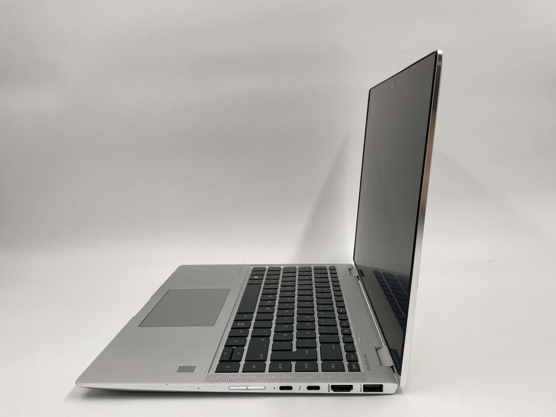 Vasak külg: USB-C, HDMI, jahutusavad